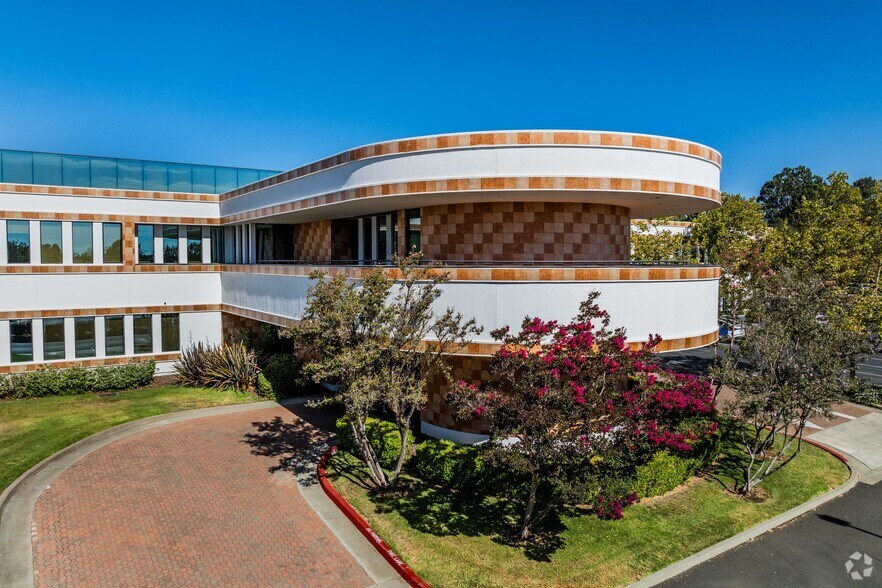 220 Campus Ln, Fairfield, CA à louer - Photo de l’immeuble – Image 2 sur 21