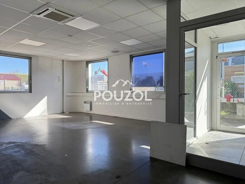 Local d’activités dans La Roche-Blanche à louer - Photo de l’immeuble – Image 3 sur 13