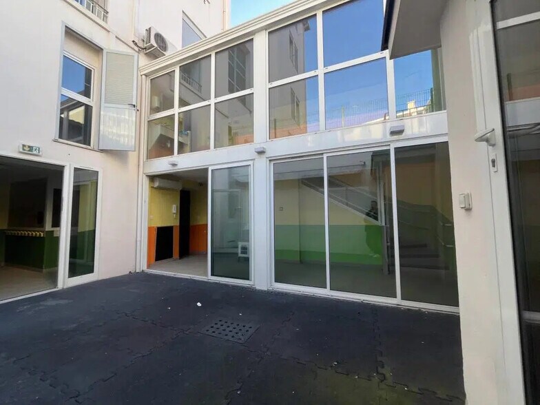 Local commercial dans Antibes à louer - Photo de l’immeuble – Image 3 sur 11