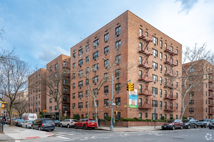 9904 57th Ave, Flushing, NY à vendre - Photo principale – Image 1 sur 4