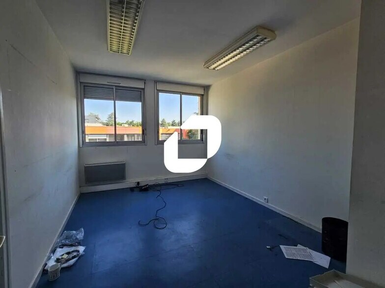 Bureau dans CHAMPAGNE-AU-MONT-D'OR à vendre - Photo de l’immeuble – Image 3 sur 5