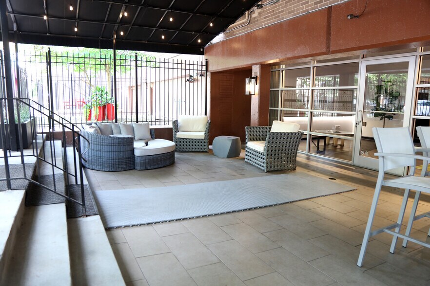 5525 N Winthrop Ave, Chicago, IL à vendre - Photo de l’immeuble – Image 2 sur 24
