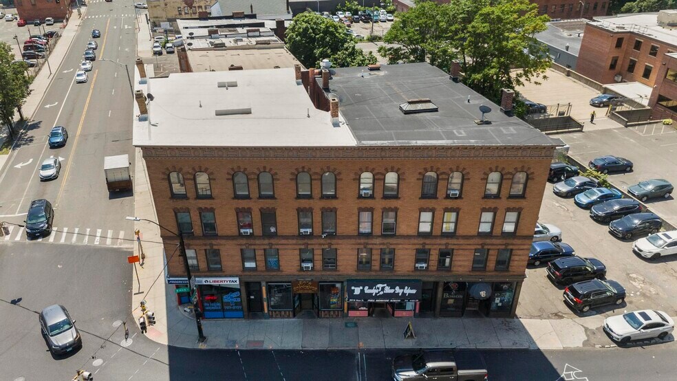 27 Units Mixed Use | Meadow & West Main portefeuille de 3 biens à vendre sur LoopNet.fr - Photo de l’immeuble – Image 2 sur 29