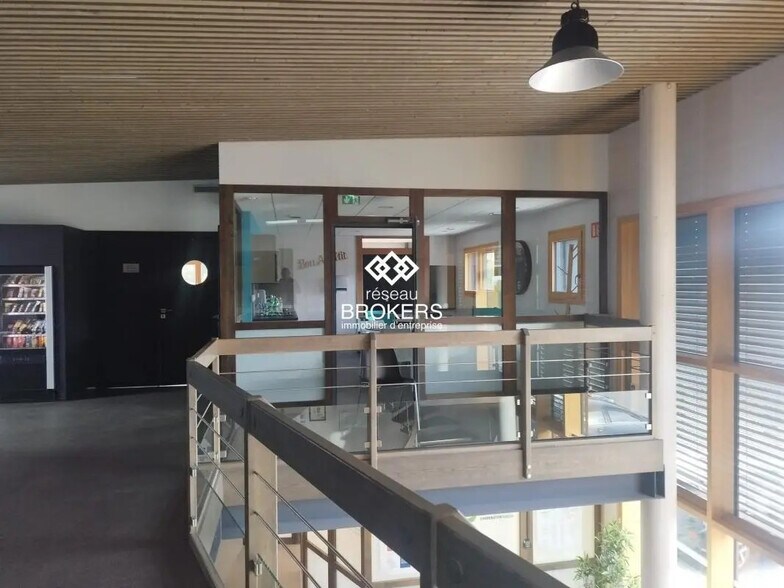 Bureau dans Scientrier à louer - Photo de l’immeuble – Image 3 sur 5