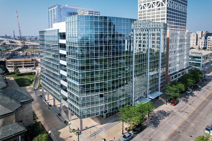 875 E Wisconsin Ave, Milwaukee, WI à louer - Photo principale – Image 1 sur 15