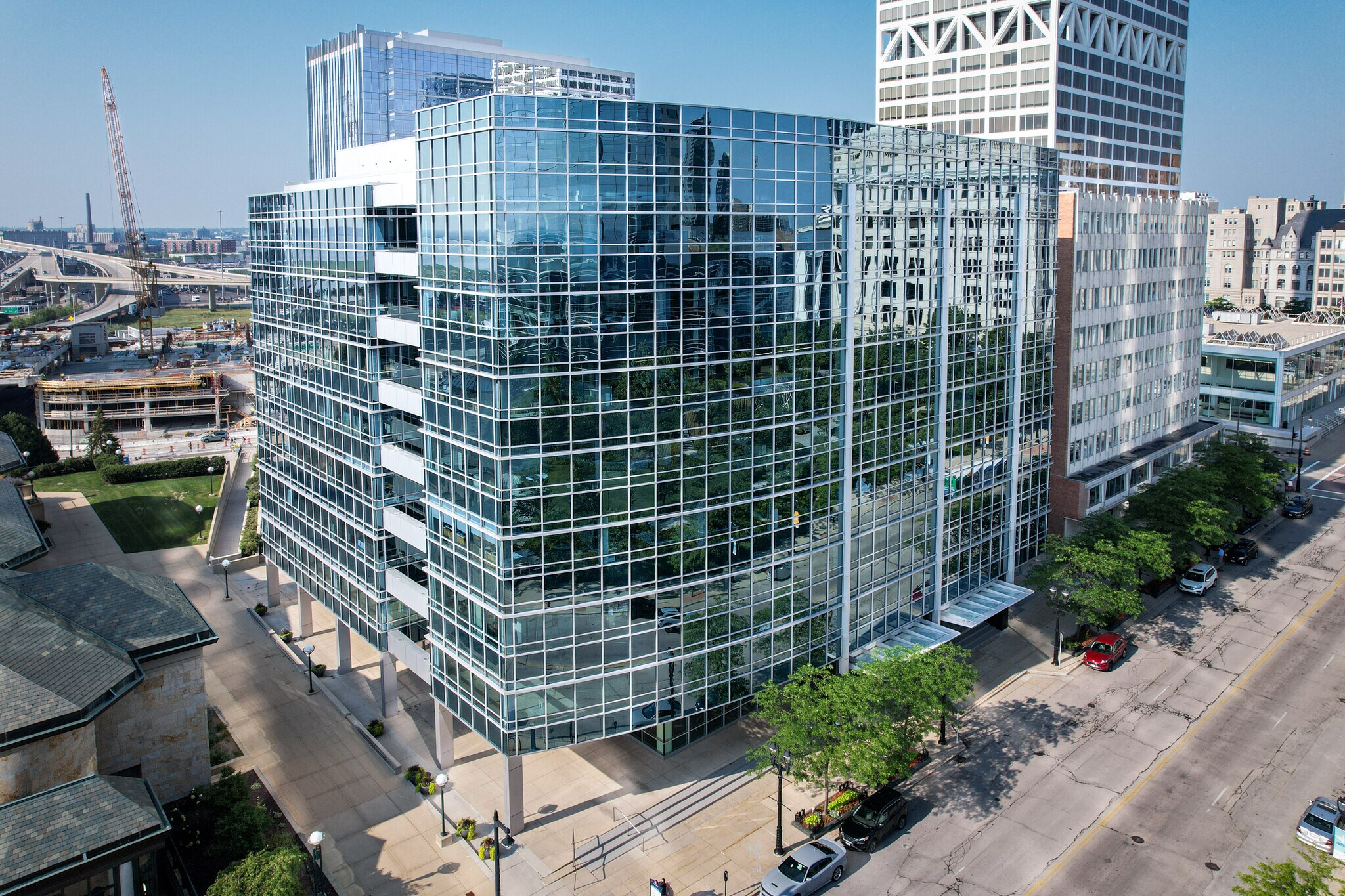 875 E Wisconsin Ave, Milwaukee, WI à louer Photo principale– Image 1 sur 16
