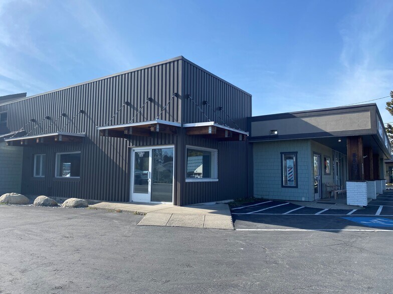 8827 N Government Way, Hayden, ID à louer - Photo de l’immeuble – Image 1 sur 1