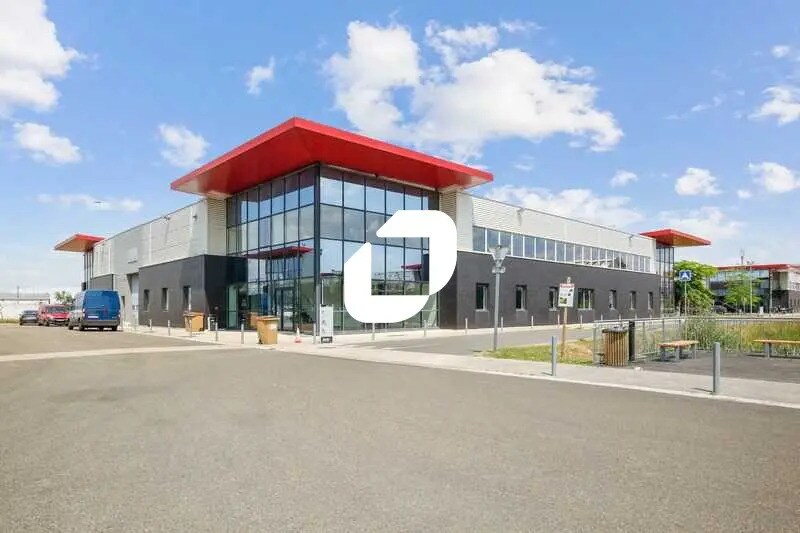 Local d’activités dans La Courneuve à louer - Photo de l’immeuble – Image 1 sur 14