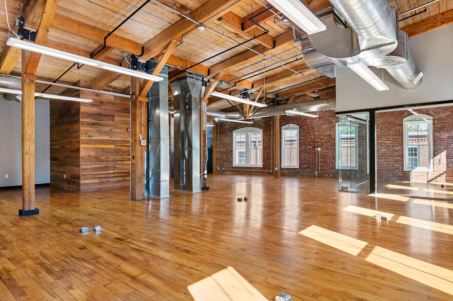 77 Elm St, Amesbury, MA à louer - Photo de l’immeuble – Image 1 sur 23