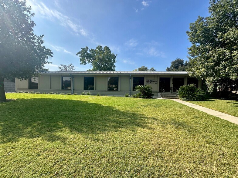 8634 Crownhill Blvd, San Antonio, TX à louer - Photo de l’immeuble – Image 2 sur 11