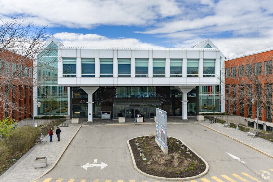 400 Av Sainte-Croix, Saint-Laurent, QC à louer - Photo de l’immeuble – Image 3 sur 5