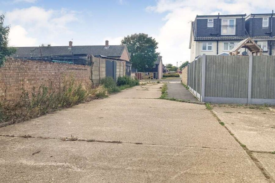 32 Queens Gdns, Upminster à vendre - Photo de l’immeuble – Image 2 sur 6