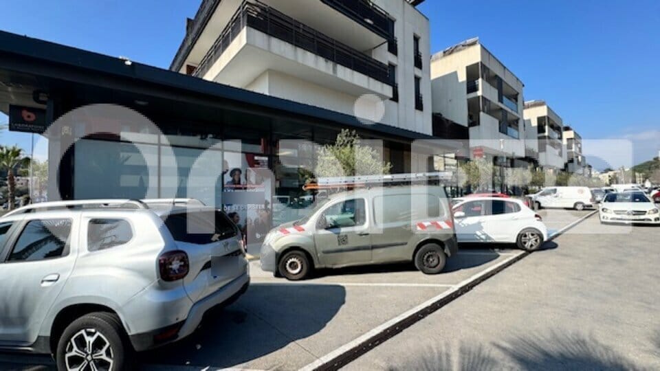 Local commercial dans CANNES-LA-BOCCA à louer - Photo de l’immeuble – Image 3 sur 9