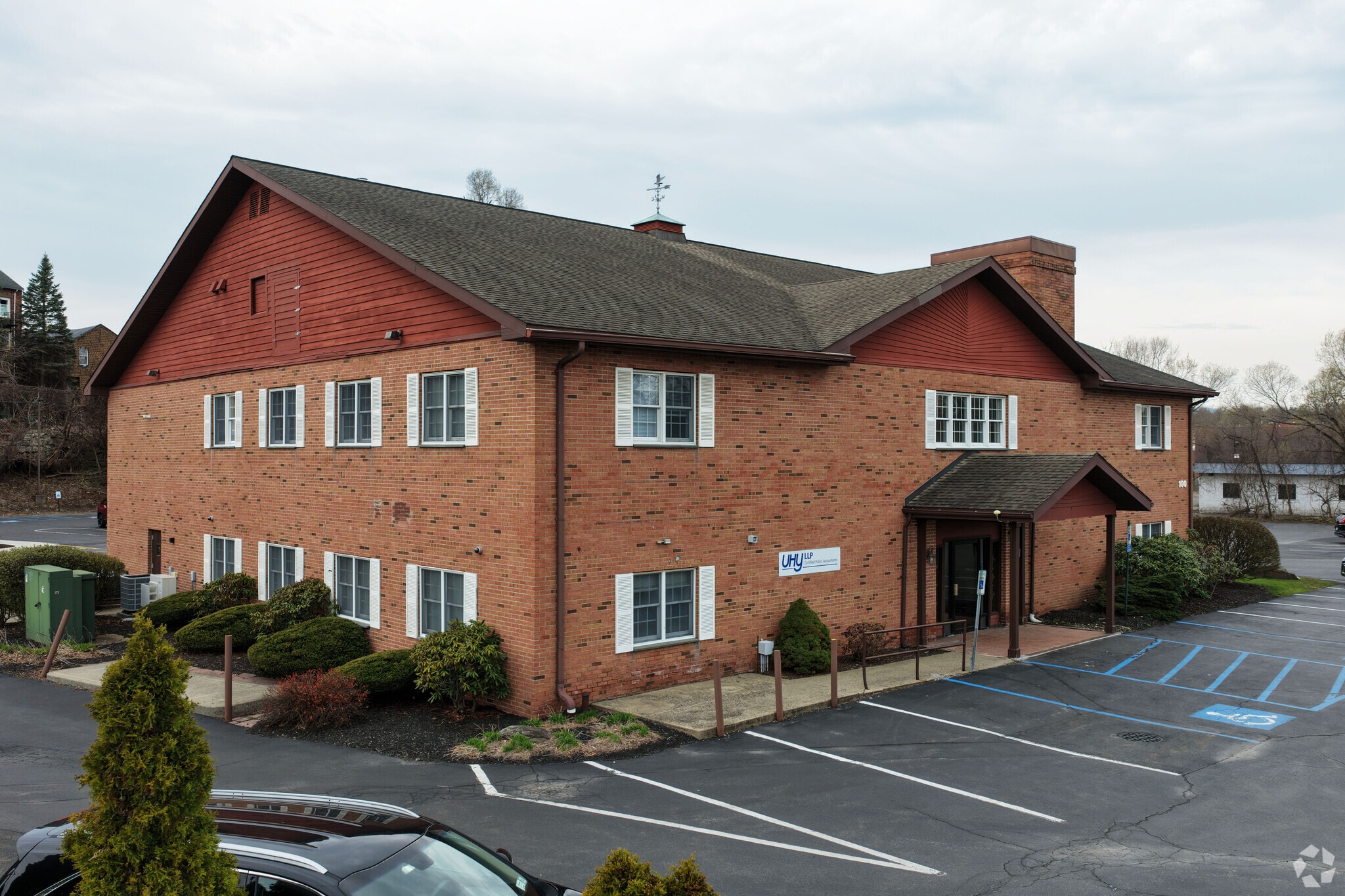 100 Stockade Dr, Kingston, NY à louer Photo principale– Image 1 sur 5