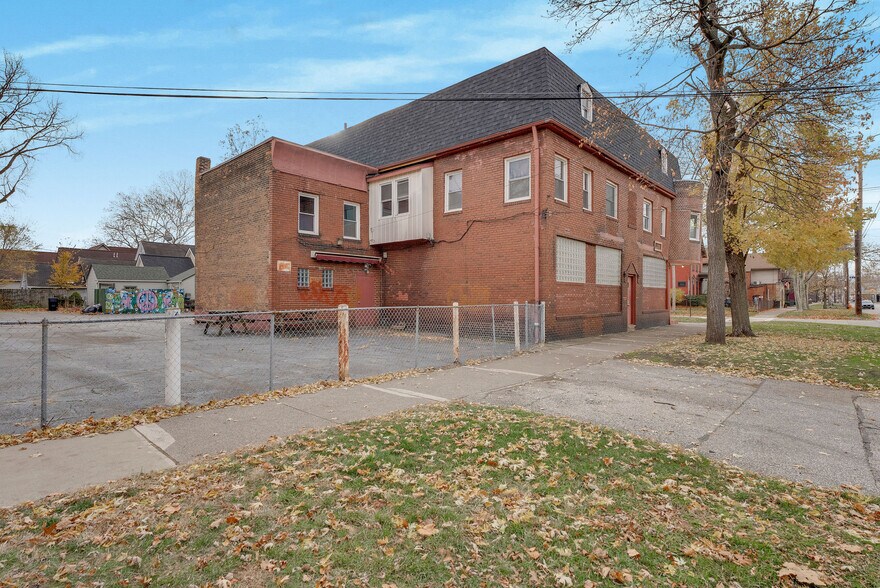 1041 Starkweather Ave, Cleveland, OH à vendre - Photo de l’immeuble – Image 2 sur 6