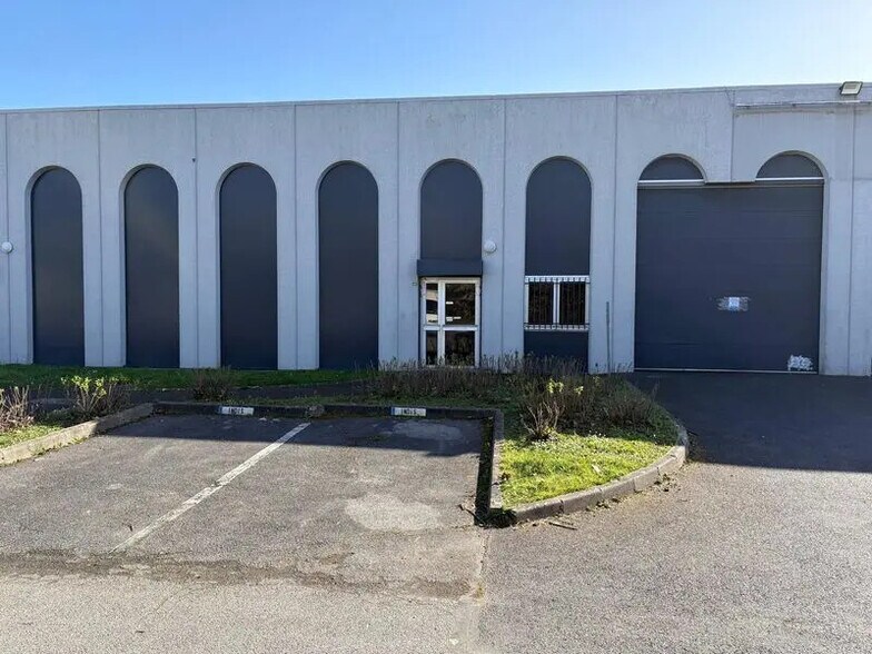 Local d’activités dans Noisy-le-Grand à louer - Photo principale – Image 1 sur 10