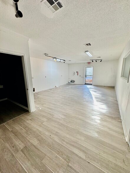 133 E Parris Ave, High Point, NC à louer - Photo de l’immeuble – Image 2 sur 21
