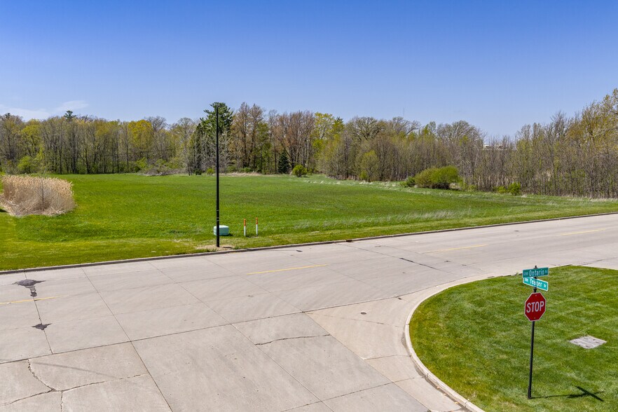 1204 Ontario Rd, Green Bay, WI à vendre - Photo de l’immeuble – Image 3 sur 7