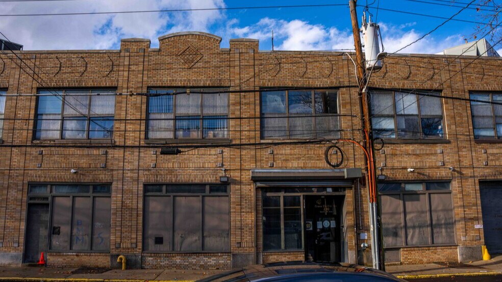 230 S 5th Ave, Mount Vernon, NY à vendre - Photo de l’immeuble – Image 2 sur 17