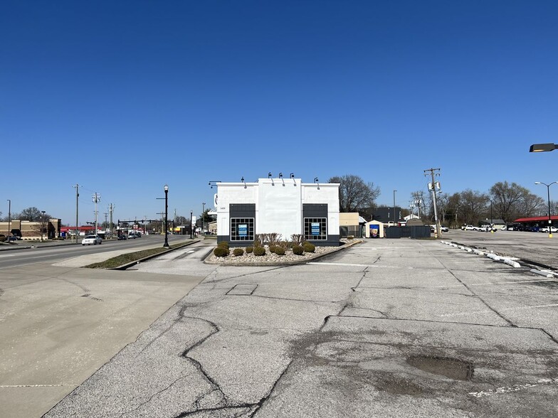 1426 E 10th St, Jeffersonville, IN à louer - Photo de l’immeuble – Image 2 sur 5