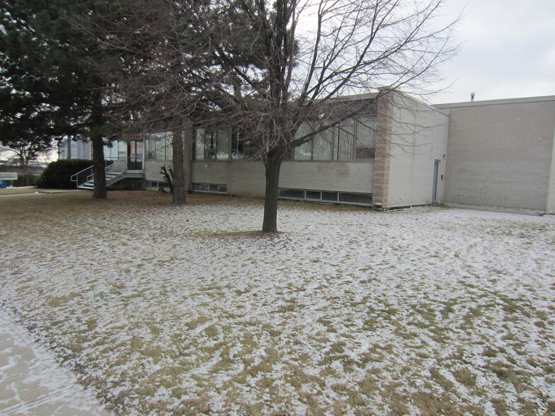 76 Signet Dr, Toronto, ON à louer - Photo de l’immeuble – Image 2 sur 13