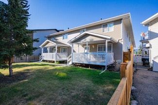 Plus de détails pour 4627 73 St NW, Calgary, AB - Logement à vendre