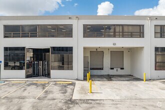 2100-2142 NW 99th Ave, Doral, FL à louer Photo de l’immeuble– Image 2 sur 10