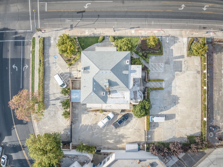 930 Divisadero St, Fresno, CA à vendre - Photo principale – Image 1 sur 1
