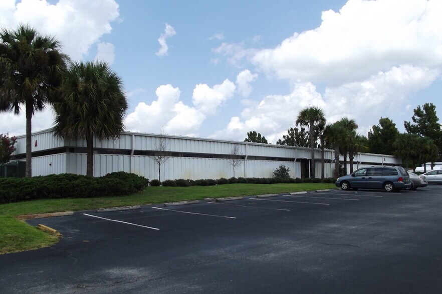 1300 S Duncan Dr, Tavares, FL à louer - Photo de l’immeuble – Image 2 sur 7