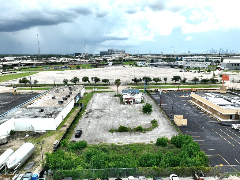 2009 Mangum Rd, Houston, TX à vendre - Photo de l’immeuble – Image 3 sur 9