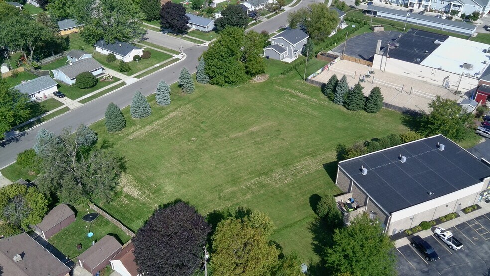 1210 Mayfair Dr, Janesville, WI à vendre - Photo de l’immeuble – Image 3 sur 6