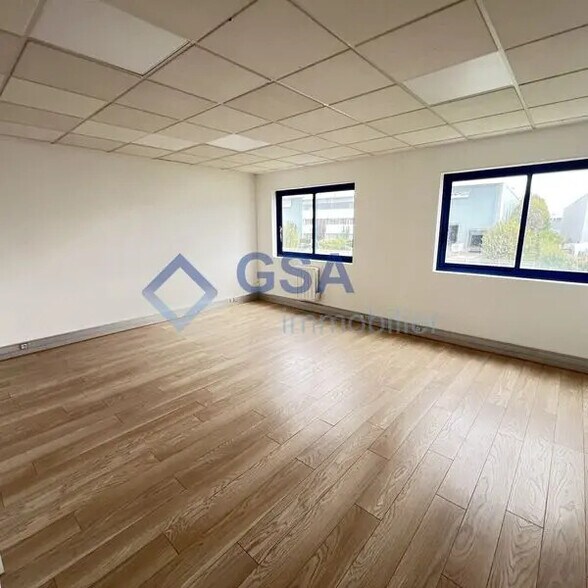 Bureau dans Lisses à louer - Photo de l’immeuble – Image 1 sur 7