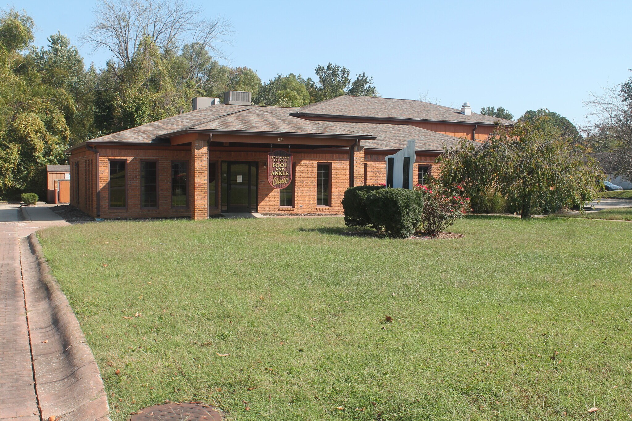 1235 Cedar Ct, Carbondale, IL à vendre Photo de l’immeuble– Image 1 sur 12