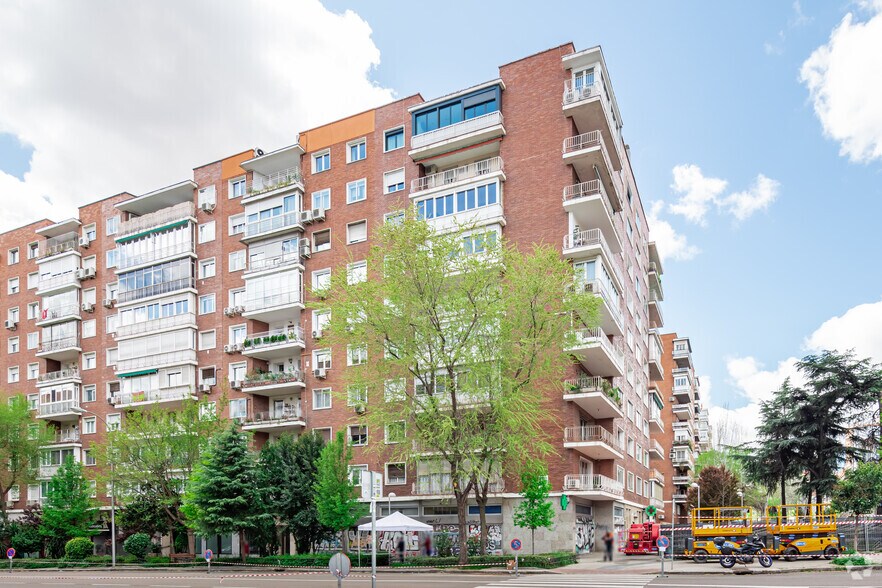Immeuble residentiel dans Madrid, Madrid à vendre - Photo de l’immeuble – Image 2 sur 2