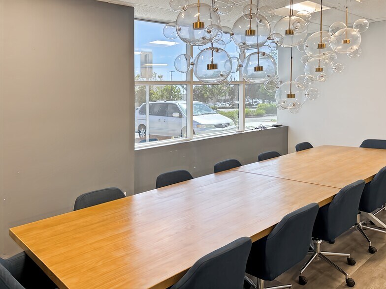 1300 Eastman Ave, Ventura, CA à louer - Photo de l’immeuble – Image 2 sur 12