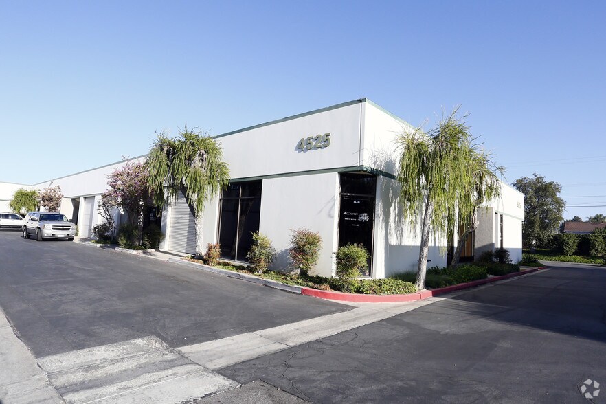 4525 Industrial St, Simi Valley, CA à louer - Photo de l’immeuble – Image 3 sur 5