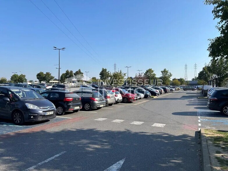 Local commercial dans Les Ulis à louer - Photo de l’immeuble – Image 1 sur 1