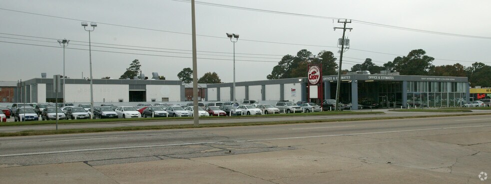 975 J Clyde Morris Blvd, Newport News, VA à louer - Photo de l’immeuble – Image 3 sur 5