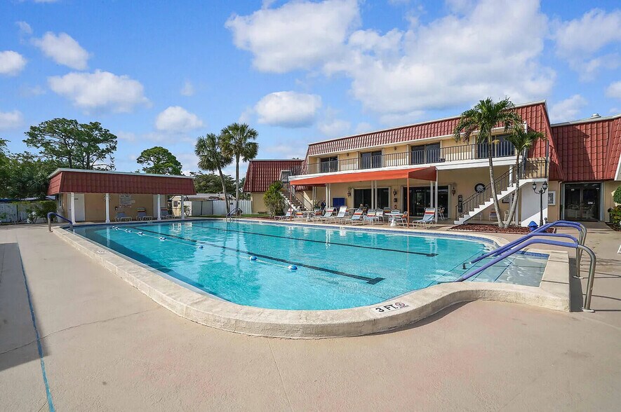 7290 Covered Bridge Blvd, Lake Worth, FL à vendre - Photo de l’immeuble – Image 3 sur 7