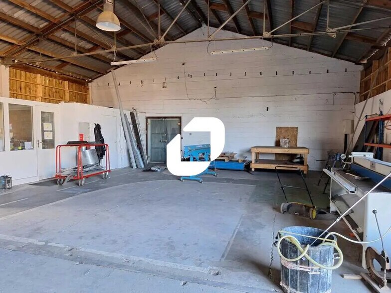 Local d’activités dans Sainte-Eulalie à louer - Photo de l’immeuble – Image 3 sur 7