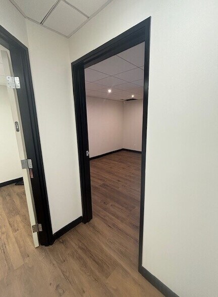 18740 Ventura Blvd, Tarzana, CA à louer - Photo intérieure – Image 2 sur 25