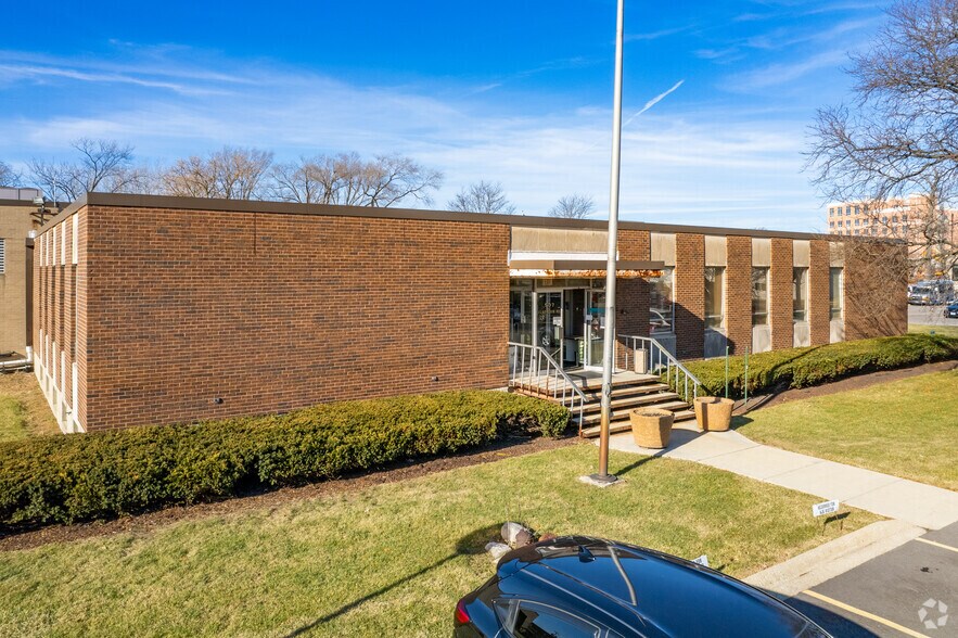 511 W Algonquin Rd, Arlington Heights, IL à vendre - Photo de l’immeuble – Image 2 sur 4