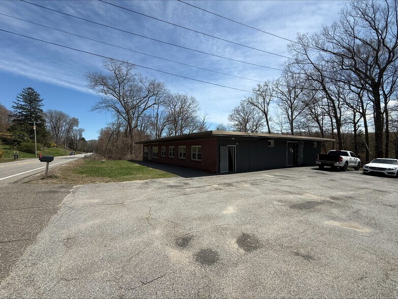 271 Litchfield Rd, Harwinton, CT à vendre - Photo principale – Image 1 sur 32
