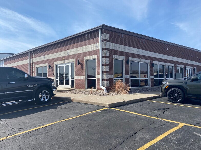969 Waube Ln, Green Bay, WI à louer - Photo de l’immeuble – Image 1 sur 1