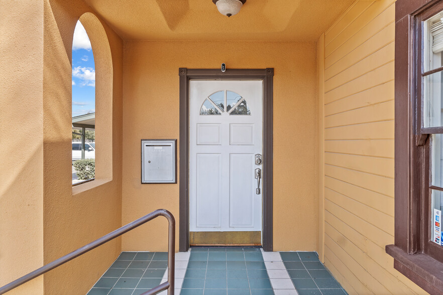 235 W Noble Ave, Visalia, CA à vendre - Photo de l’immeuble – Image 3 sur 35