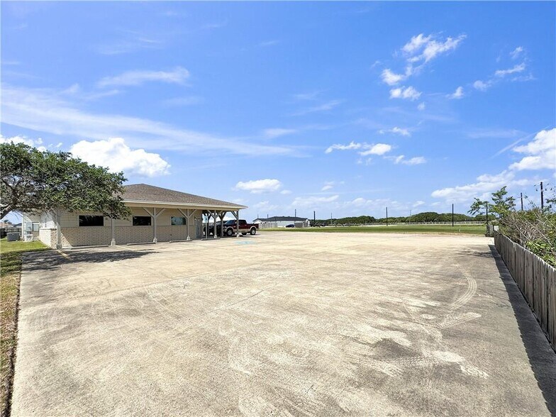1321 Glenoak Dr, Corpus Christi, TX à vendre - Photo de l’immeuble – Image 3 sur 36