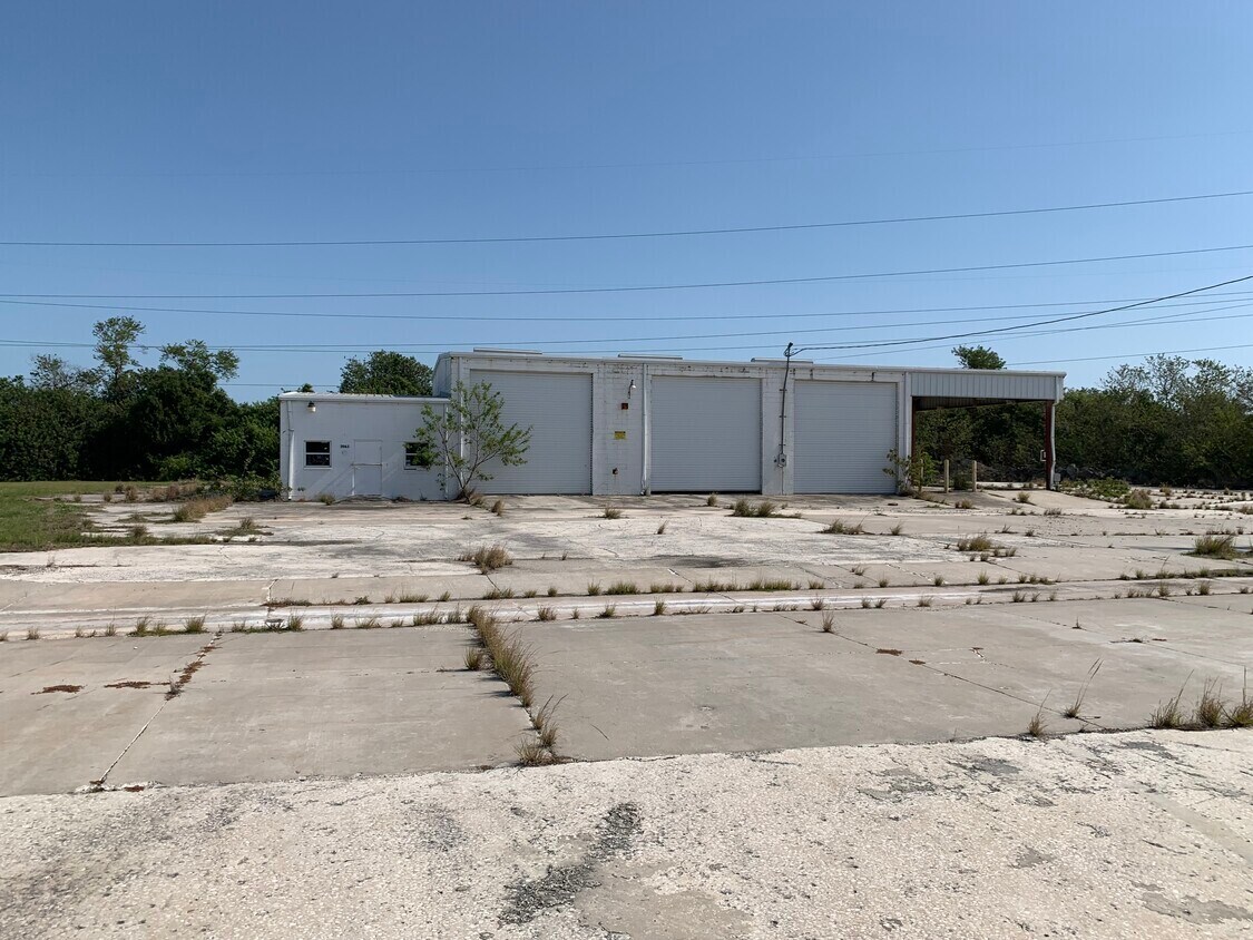 2063 20th Ave SE, Largo, FL à louer Photo principale– Image 1 sur 6