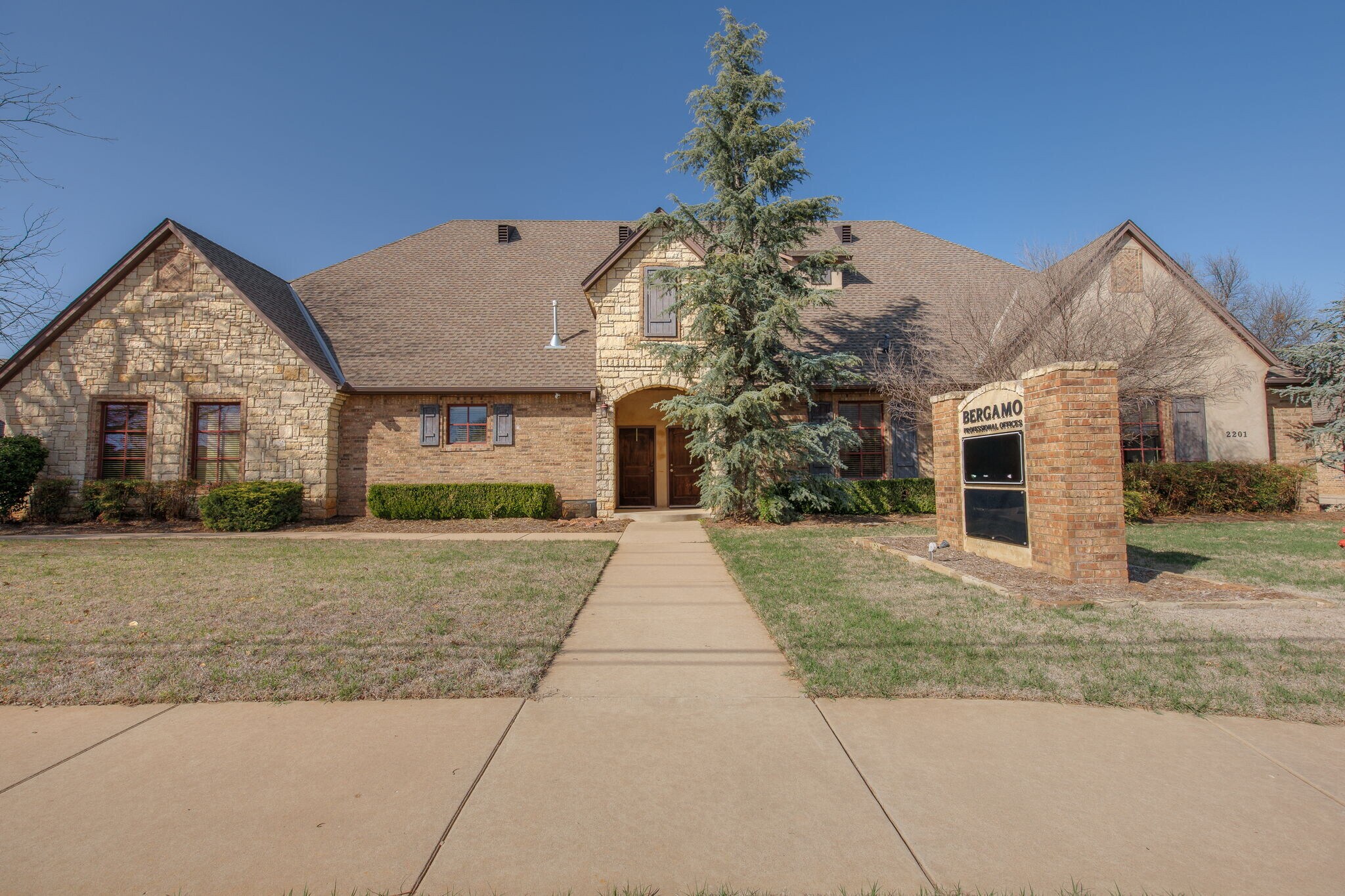 2201 SW 119th St, Oklahoma City, OK à vendre Photo de l’immeuble– Image 1 sur 46