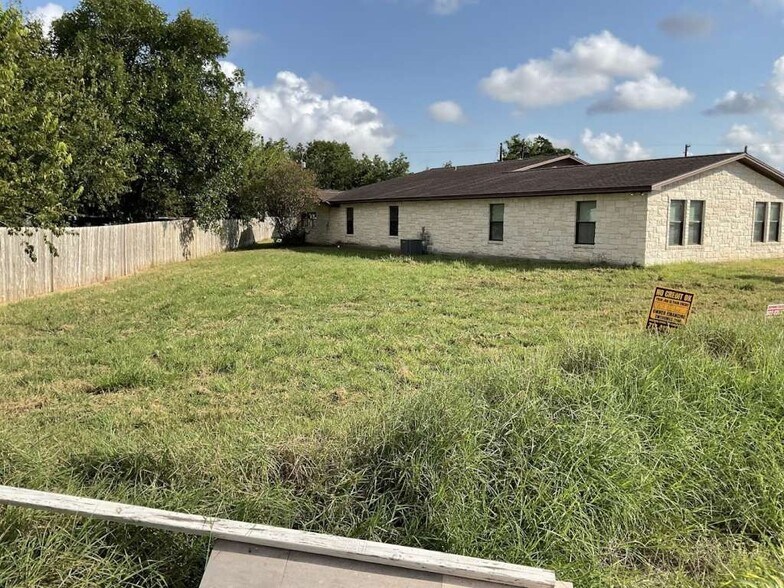 208 E York St, Ganado, TX à vendre - Photo de l’immeuble – Image 2 sur 13