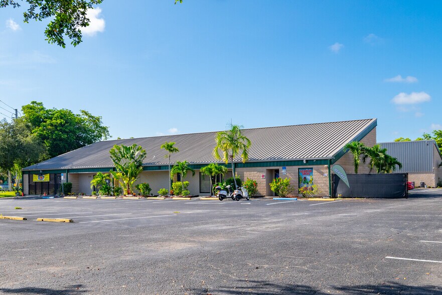 2150 Collier Ave, Fort Myers, FL à louer - Photo de l’immeuble – Image 2 sur 11